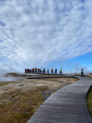 Úti rafmagnshjól. Ferðahópur